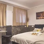 Amir Deluxe